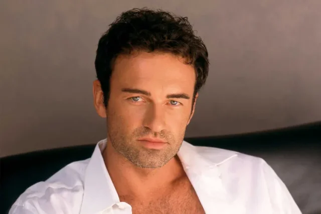 Julian-McMahon-2004-070425-2b5224ac93784694aec0d9e8216a6629