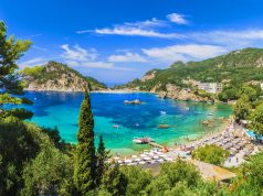 “Mirësevini në Shqipëri” – SMS-ja që u kushtoi qindra paund britanikëve në Korfuz