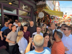 Një ditë si në Shqipërinë e Madhe. Rama del shëtitje në Çarshinë e Shkupit, shqiptarët e rrethojnë sikur koha të ishte ndalur para 1913