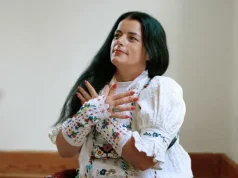 Vasfije Krasniqi në revistën “Vouge” në mesin 250 të mbijetuarave të dhunës seksuale në gjithë botën