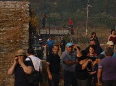 Në Kalasë, Delvinë, situata paraqitet serioze për shkak të përhapjes së zjarrit nga era e fuqishme pranë zonës së banuar.