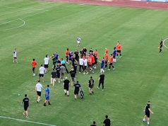 Plas grushti në fushë te miqësorja mes Elbasanit dhe Pogradecit