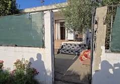 Vajza mbyti babanë me tel, arrestohet edhe e ëma, policia: Pastroi trupin e bashkëshortit që të mos zbulohej krimi