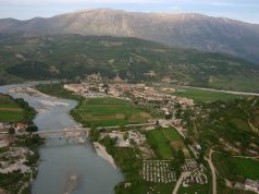 Memaliaj – Nëna denoncon humbjen e kontaktit me të birin 23-vjeçar