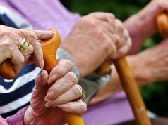 Qeveria miraton shpërblimin e pensionistëve për festat e fundvitit: 10 000 – 15 000 lekë, sipas kategorive