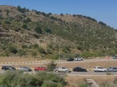 Radhë kilometrike në Qafë Botë, qytetarët orë të tëra pritje në kufi. Vonesa nga pala greke