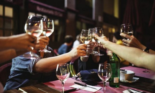 toast-with-white-wine-730x440
