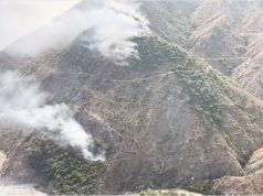 Zjarri në Parkun e Lurës ende aktiv me dy vatra, as ndërhyrja me helikopter nuk po arrin ta shuajë