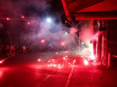 Protestuesit djegin selinë e partisë së Vuçiqit, Rusia ofron mbështetje për Beogradin