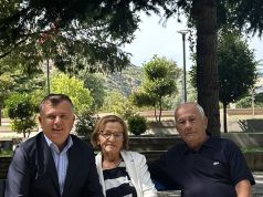 Taulant Balla prek rrjetet me dedikimin për prindërit: “Prindërit mbajnë dorën tonë për pak kohë, por zemrën për gjithë jetën”