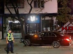 Aksident në Bllok gjatë natës, makina përfundon mbi trotuar dhe përplaset me pemën