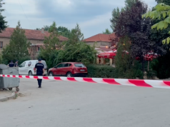 Vrasja e 14-vjeçarit/ Familjarët e autorit largohen nga banesa për arsye sigurie, mbyllet edhe lokali ku ndodhi krimi