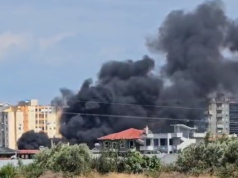 Zjarr në hekurudhën Fier-Vlorë, digjen trarët dhe tymi mbulon qytetin