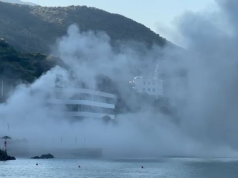 Turistëve u del gjumi me shpërthim. U përdorën 32 kilogramë tritol, shembet godina 3-katëshe në Radhimë (Video)