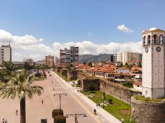 Elbasani, gjithnjë e më i vizituar, qindra turistë zbulojnë traditat dhe historinë e qytetit