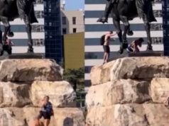 Tifozët polakë ngjiten mbi bustin e Skënderbeut në qendër të Tiranës, bëjnë gjeste të pahijshme