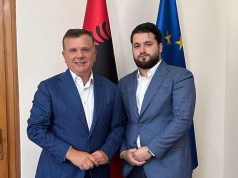 Ministri Balla takon të riun shqiptar që ka lindur në New York dhe që është kthye për të kontribuar në atdhe