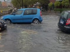 Stuhia vështirëson qarkullimin e mjeteve në Durrës, përmbyten rrugët e qytetit