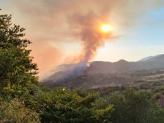 Shuhet zjarri te ‘Syri i Kaltër’, evakuohen banorët e Pecës