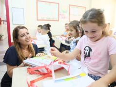 Nis shpërndarja e librave falas për 236 mijë nxënës, Manastirliu: Mbështetje për familjet dhe zgjerim i programeve digjitale