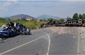 Aksident tragjik në Shkodër, makina përplas motomjetin: Humb jetën 17-vjeçari, plagoset 28-vjeçari