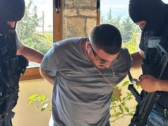 Policia për arrestimin e Flodian Plakut në Vlorë: Kishte armë zjarri me fishek në fole! Iu gjetën edhe 17 fishekë, 7 celularë e 25 mijë euro