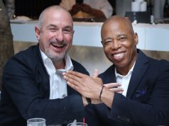 Ambasadori shqiptar në SHBA Ervin Bushati takohet me Kryetarin e Bashkisë së New York, Eric Adams! Shfaqen duke bërë simbolin e shqiponjës dy krenare