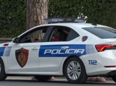 U konfliktuan në rrjete sociale, tre të rinj i shkojnë në shtëpi 21-vjeçarit dhe e dhunojnë me shishe, i këpusin njërin vesh