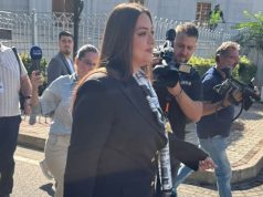 Kuvendi i ri/ Berisha dhe Sara Mila renditen krah njëri-tjetrit në sallë, ironia e alfabetit