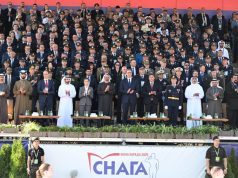 Parada propagandistike në Serbi: Vuçiç shfaq forcën, shpalos flamurin 300 metra. Aktori Steven Seagal i pranishëm në Beograd