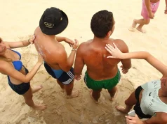 Skandali i kremrave kundër diellit që tronditi Australinë. Ja markat që nuk mbrojnë