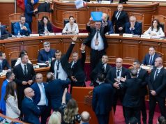 Kaosi në Kuvend, socialistët kërkojnë përjashtimin e deputetëve demokratë Mësohet se socialistët kanë kërkuar përjashtimin e demokratëve nga Komisioni i Etikës