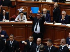 Hodhi shishe uji dhe Kushtetutën drejt Ramës, kreu i grupit demokrat Bardhi përjashtohet 10 ditë nga parlamenti