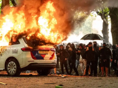 Protesta të ashpra në Hagë/ Protestuesit djegin makina policie, 30 të arrestuar dhe 2 të lënduar