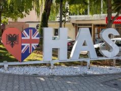 ‘Vetëm pak minuta larg Hasit’, reportazh i ‘The Sun’: Fshati shqiptar që po zbrazet nga emigracioni