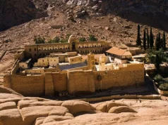 Një nga vendet më të shenjta në botë po shndërrohet në një mega-resort luksoz. Transformimi i malit Sinai: Projekti që rrezikon trashëgiminë dhe jetën e beduinëve