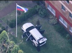 Makina përplaset me portat e konsullatës ruse në Sydney, arrestohet shoferi