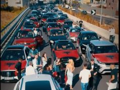 Penguan qarkullimin në Unazën e Madhe duke kërcyer, krushqit në Tiranë shoqërohen në komisariat