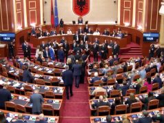 Tensione në Kuvend gjatë prezantimit të programit qeverisës – Rama ndërpret fjalimin pas prezantimit të Diellës. Qeveria e re votohet me shpejtësi (PAMJET)