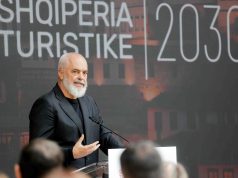 “Ksamili, i dhunuar në duart e injorantëve”- Rama: Plazhi publik nuk ka pse të jetë privat! E shikojnë si tokë për ta pushtuar dhe pastaj për t’u sjellë më turistët si të ishin skllevër!