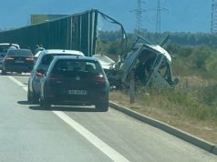 Aksident në Fier-Vlorë, 62-vjeçari nuk i mbijeton përplasjes me mjetin e italianes 28-vjeçare