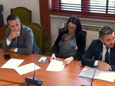 (Video) Deputetja e PS shkon me foshnjën në Komisionin Parlamentar