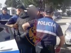 Vëllezërit dhe shoku i tyre plagosin me thikë 24-vjeçarin pas sherrit, 2 arrestohen dhe njëri arratiset!