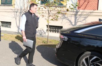 Zhvillime interesante në Bashkinë e Tiranës pas largimit të Ristanit, valë dorëheqjesh. Veliaj “bën ligjin” nga burgu