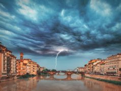 Tragjedi në Firence, 65-vjeçari humb jetën pasi u godit nga rrufeja duke ushqyer qenin