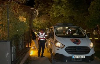 Korçë, plagos me mjet prerës djalin e bashkëjetueses, arrestohet 37-vjeçari