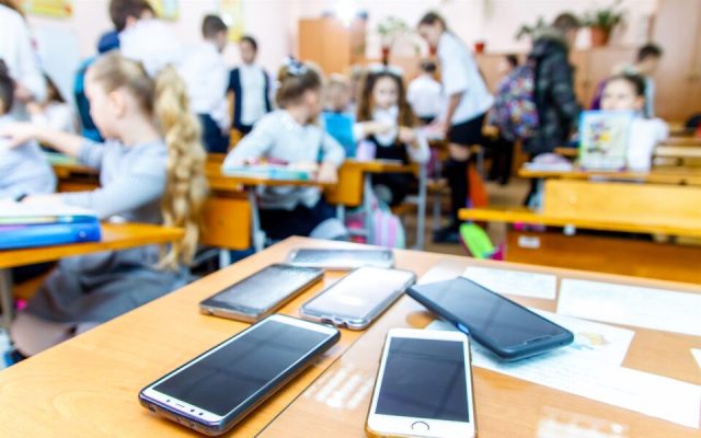 mobile_phones_school_shutterstock-960x600-1