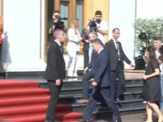 “Ndodhemi në betejë”, deputetët e PD mbërrijnë në Kuvend, Bardhi me ironi: Për fat të keq, jemi të bashkuar