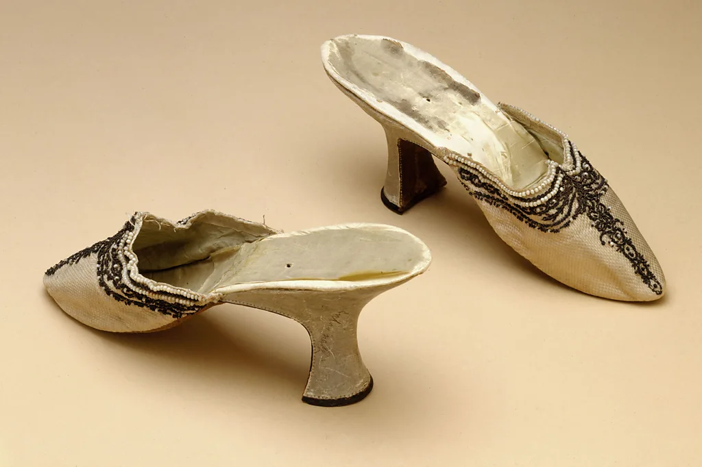 Pantoflat prej mëndafshi me rruaza, të veshura nga mbretëresha, janë ndër sendet e ekspozuara në ekspozitën “Marie Antoinette Style” në V&A (Kredi: CC0 Paris Musées / Musée Carnavalet, Histoire de Paris).