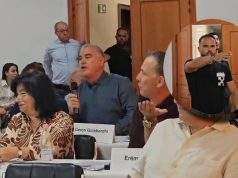 Vlonjati futet me forcë në mbledhjen e Këshillit Bashkiak, godet me derë policën: Jeni të gjithë mashtrusa! Perplasja me anëtarët